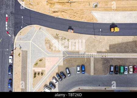 Starke Vibrationen Verdichter und pneumatischen Dampf Straßenwalze Arbeiten auf der Straße Baustelle. Antenne Top View Stockfoto