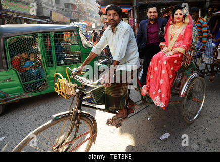 Ein Bangladeshi Jungvermählten auf einem Zyklus Rikscha im Old Dhaka. Stockfoto