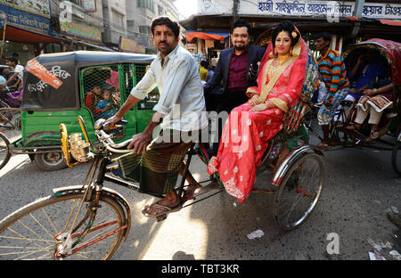 Ein Bangladeshi Jungvermählten auf einem Zyklus Rikscha im Old Dhaka. Stockfoto