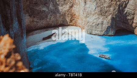 Navagio strand Panorama-aufnahme in Moody vintage winkte Bucht Wasser und verlassenen Schiffbruch an Land. Insel Zakynthos, Griechenland Stockfoto