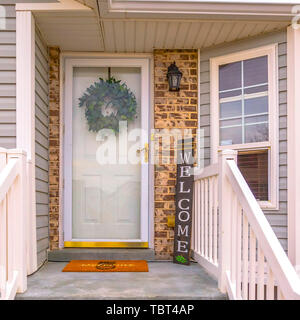Quadratischen Rahmen erfreulich Home mit Treppen und halbe Sechseck geformt Fenster an der Fassade Stockfoto