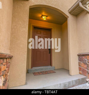 Quadratischen Rahmen ansprechende Fassade eines Hauses mit üppigen grünen Baum im Vorgarten Stockfoto