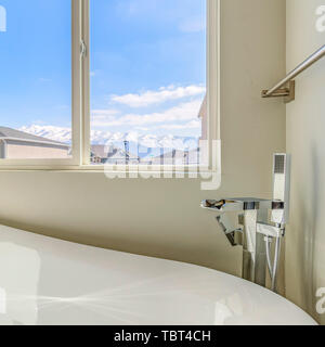 Quadratischen Rahmen neues Haus mit strahlend weißer Wanne in der lichtdurchfluteten Badezimmer Stockfoto