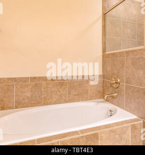 Quadratischen rahmen Interieur mit warmen Farbtönen Badezimmer mit Badewanne in glänzenden gebaut Stockfoto