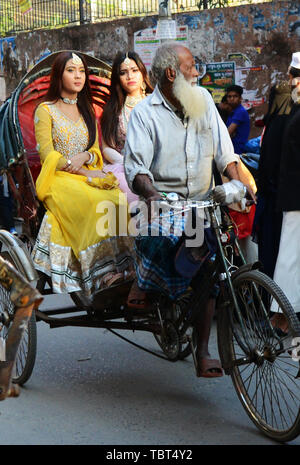 Modische Bangladeshi Frauen reiten ein Zyklus Rikscha in Dhaka, Bangladesh. Stockfoto