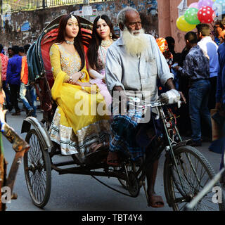 Modische Bangladeshi Frauen reiten ein Zyklus Rikscha in Dhaka, Bangladesh. Stockfoto