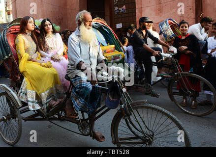 Modische Bangladeshi Frauen reiten ein Zyklus Rikscha in Dhaka, Bangladesh. Stockfoto