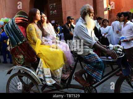 Modische Bangladeshi Frauen reiten ein Zyklus Rikscha in Dhaka, Bangladesh. Stockfoto