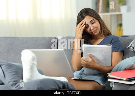 Sorge für behinderte Studenten studieren sitzen auf einer Couch im Wohnzimmer zu Hause Stockfoto
