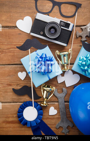 Vatertag Geschenk Hintergrund. Geschenkbox und Vatertag Objekte flach Stockfoto