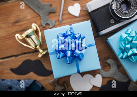 Vatertag Geschenk Hintergrund. Geschenkbox und Vatertag Objekte flach Stockfoto