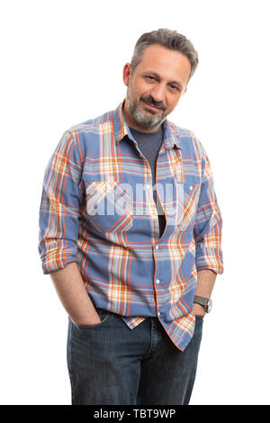 Portrait von lächelnden Mann mit Plaid Shirt Hände halten in Jeans Taschen als casual male Mode auf weißem studio Hintergrund isoliert Stockfoto