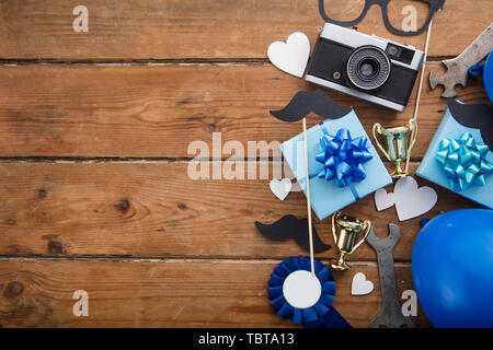 Vatertag Hintergrund Konzept mit Geschenken, Schnurrbart und Trophäe Stockfoto