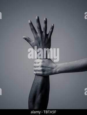 Schwarze Afrikanische amerikanische und kaukasische Hände zusammen halten. Weiße und schwarze Haut Arme in der Welt vereint gegen Rassismus, rassische Liebe und Verständnis r Stockfoto