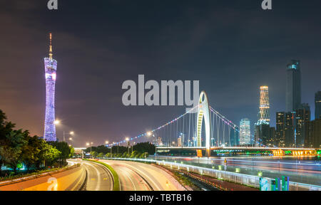 Nacht Blick auf den Pearl River Tower in Guangzhou neue Stadt Stockfoto