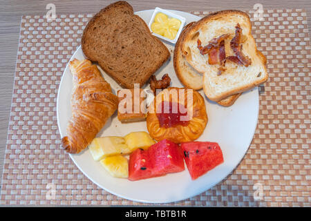 Platte von Sandwich Scheiben, Croissants und Obst zum Frühstück Stockfoto