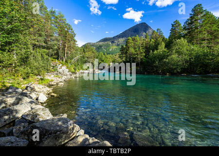 Das klare Wasser des Flusses Valldola in der schönen Natur von valldalen Tal, Sunnmore, Mehr og Romsdal, Norwegen Stockfoto