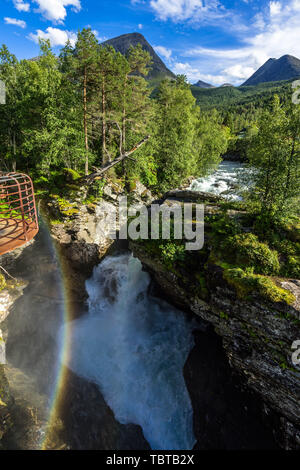 Gudbrandsjuvet ist eine malerische Schlucht und Wasserfall von Valldola River in der Nähe der Straße zwischen und die Hochgebirgsstrasse Trollstigen, Sunnmore, Mehr og Romsdal, Norwegen Stockfoto