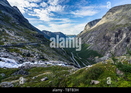 Die atemberaubende Kulisse des Trollstigen (Trolle), einer der bekanntesten Straße von Norwegen Stockfoto