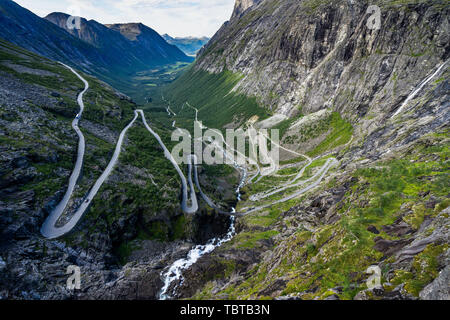 Trollstigen (Trolle Pfad) ist eine spektakuläre Serpentinenstraße in Norwegen mit vielen Haarnadeln, in der Nähe von Molde entfernt Stockfoto