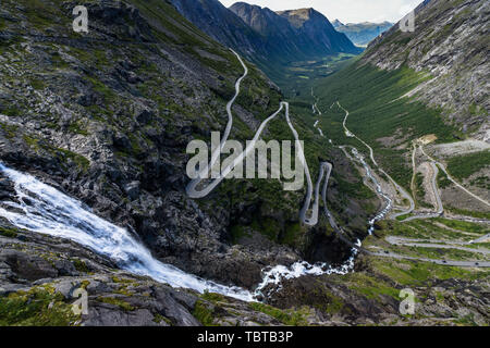 Trollstigen (Trolle Weg) ist eine der kultigsten Reiseziel in Norwegen Stockfoto