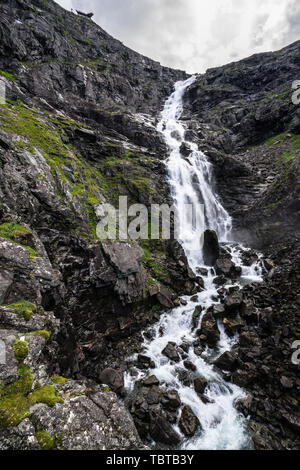 Stigfossen ist einer der schönsten Wasserfälle in Norwegen, in der Nähe der berühmten Trollstigen (Trolle), Molde, Norwegen Stockfoto