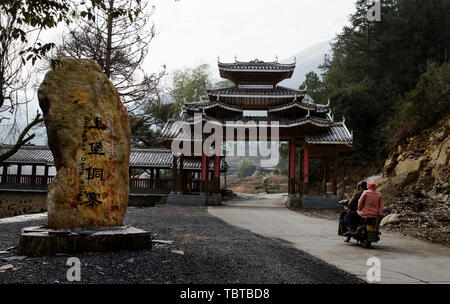 Huangsang National Nature Reserve, Suining County in der Provinz Hunan, hat schöne Landschaft und schöne Umgebung und der Geschmack von Miao Dong in Huangsang Miaozhuang, Huangsang Miaozhuang, ist einzigartig. Die Landschaft der Kuh hang Kopf auf einer Höhe von mehr als tausend Meter über dem Meeresspiegel ist unendlich schön. Stockfoto