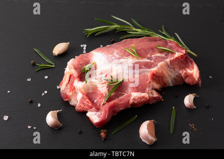 Lebensmittel ökologische frisches rohes Schweinefleisch Hals auf schwarzem Schiefer mit Kopie Raum Stockfoto