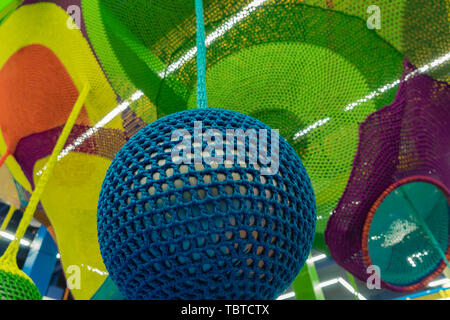 Gummiball, mit blauen Gewebe Gitter abgedeckt. Abstrakte Textur von mehrfarbigen Gewebe. Kreative vintage Hintergrund Stockfoto