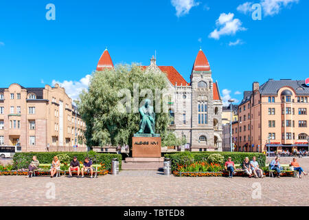 Auf diese Weise den Eisenbahngesellschaften (Rautatientori) Platz. Statue von Schriftsteller Aleksis Kivi und Finnischen Nationaltheater. Helsinki, Finnland Stockfoto