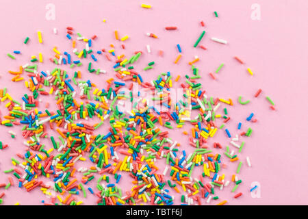 Bunte Streusel auf rosa Hintergrund - Kuchen streusel Topping - Ansicht von oben Stockfoto