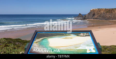 Schild am Mirador Aussichtspunkt über Maravilha Strand, Praia de Odeceixe, Algarve, Portugal, Südeuropa Stockfoto