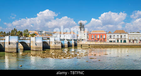 Panoramablick an die historische Stadt Tavira mit römischen Brücke über den Fluss Gilao. Algarve, Portugal Stockfoto