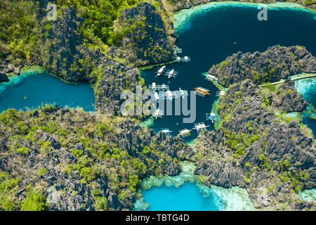 Luftaufnahme von wunderschönen Lagunen und Kalkfelsen von Coron, Palawan, Philippinen Stockfoto