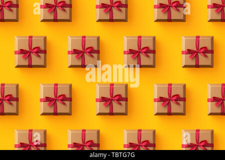 Mehrere Geschenkboxen auf gelben Hintergrund organisiert, Ansicht von oben Stockfoto