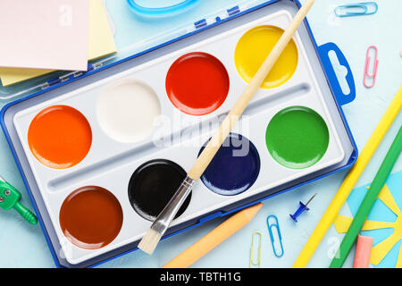 Satz von Aquarellfarben in einem Kasten mit Pinsel und Schreibwaren Bürobedarf. Kinder Erstellung Konzept. Stockfoto