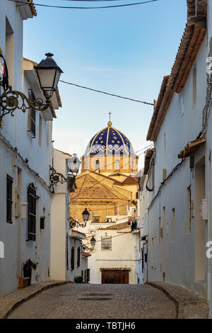 Schöne Gasse in der Altstadt von Altea, Spanien Stockfoto