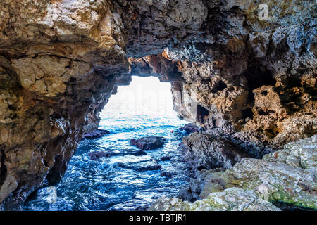 Schöne Felsenküste in Moraira, Costa Blanca, Spanien Stockfoto