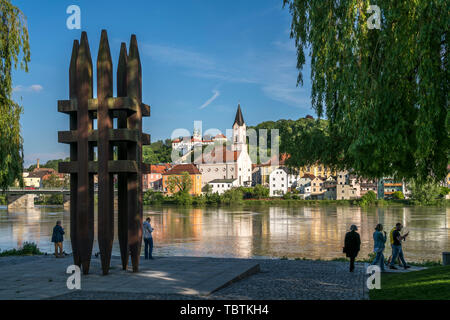 Mahnmal für die Opfer des., Kirche St. Gertraud am Fluss Inn und Wallfahrtskirche Mariahilf, Passau, Niederbayern, Bayern, Deutschl Stockfoto