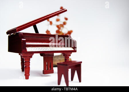 Miniatur klassisches Klavier Keyboard instrument auf weißem Hintergrund. Stockfoto