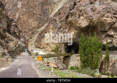 Mountain Road im Himalaya in Ladakh Stockfoto