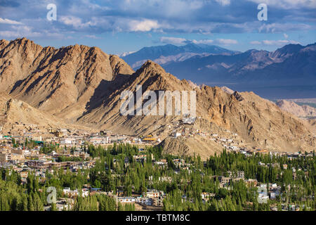 Schönen Blick auf Leh Stadt und Grün Indus Valley, Ladakh, Indien. Stockfoto