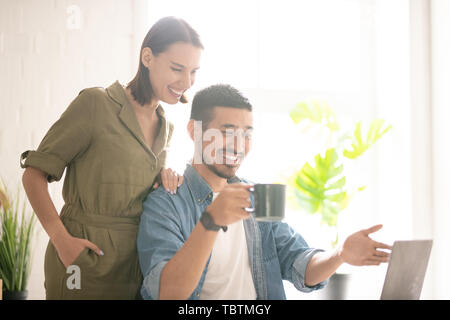 Lustige Videos ansehen Stockfoto