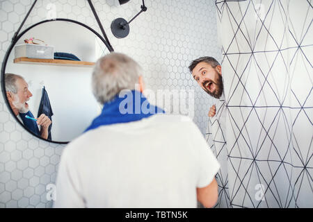 Ein erwachsener hipster Sohn und Vater im Bad Zuhause zu Hause, Spaß zu haben. Stockfoto