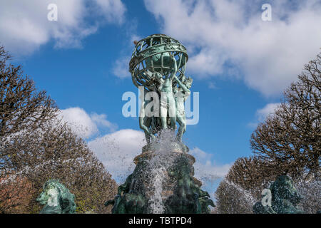 Brunnen Fontaine des Quatre-Parties-du-Monde im im Jardin Marco-Polo, Paris, Frankreich | Brunnen Fontaine de l'Observatoire at Jardin Marco-Polo, Stockfoto