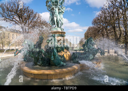 Brunnen Fontaine des Quatre-Parties-du-Monde im im Jardin Marco-Polo, Paris, Frankreich | Brunnen Fontaine de l'Observatoire at Jardin Marco-Polo, Stockfoto