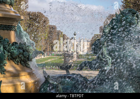 Brunnen Fontaine des Quatre-Parties-du-Monde im im Jardin Marco-Polo, Paris, Frankreich | Brunnen Fontaine de l'Observatoire at Jardin Marco-Polo, Stockfoto