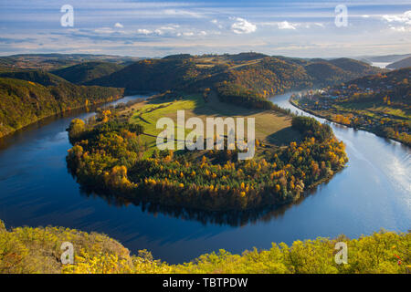 Sehr schöner Aussichtspunkt auf der Moldau während des Sonnenuntergangs. Der Tschechischen Republik. Diese tolle Aussicht auf den Fluss Vltava wurde aus dem Ort namens Solenice genommen. Stockfoto