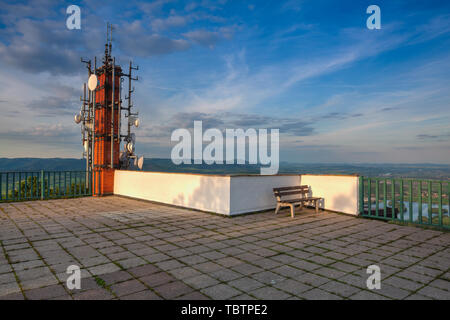 Telecommunication Tower Antenne auf dem Hügel bei Sonnenuntergang. Digitale kabellose Verbindung System. Moderne Unternehmen 4 G 5 G-Kommunikation Antenne Tower. Kommuniz Stockfoto