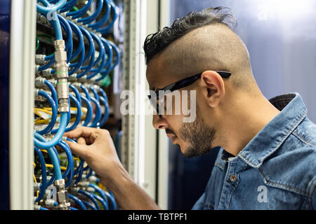 Beschäftigt 1001 Mitarbeiter Breitband Kabel anschließen Stockfoto